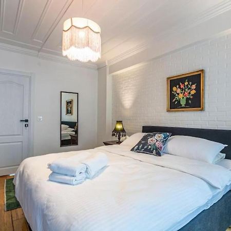 Historical 4-Br Home Steps From Besiktas Stadium & Bosphorus Views - Prime Nisantasi Location! Istanbul Exterior photo