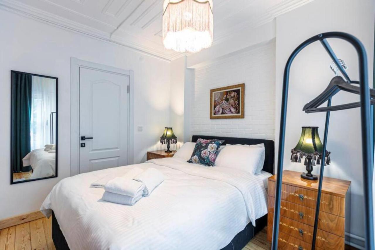 Historical 4-Br Home Steps From Besiktas Stadium & Bosphorus Views - Prime Nisantasi Location! Istanbul Exterior photo