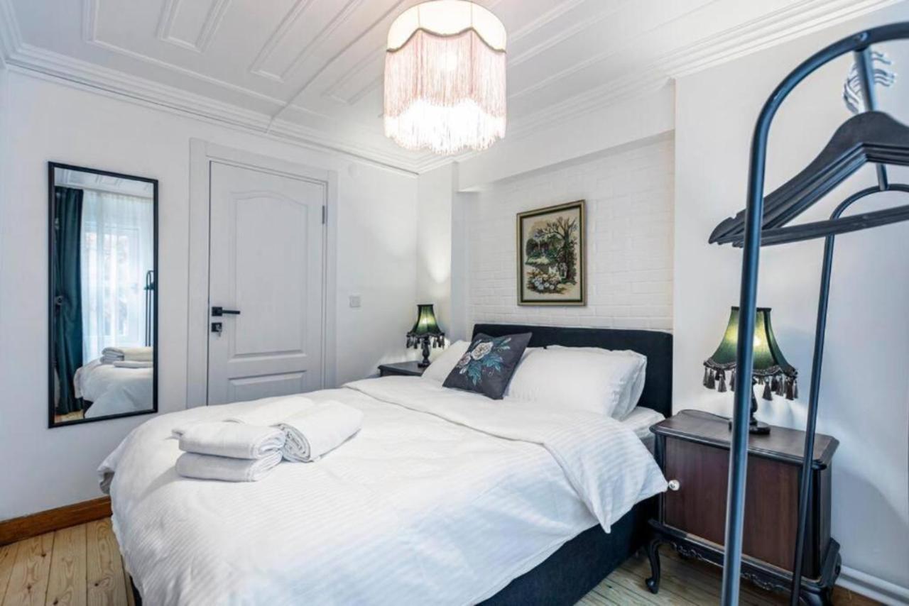 Historical 4-Br Home Steps From Besiktas Stadium & Bosphorus Views - Prime Nisantasi Location! Istanbul Exterior photo